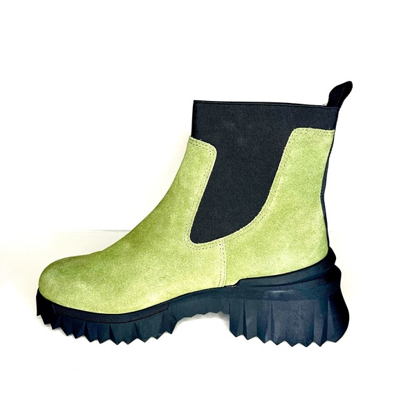 Nurture Women’s Boots Size 9.5
Waterproof leather + weather resistant treatment - Picture 10 of 16